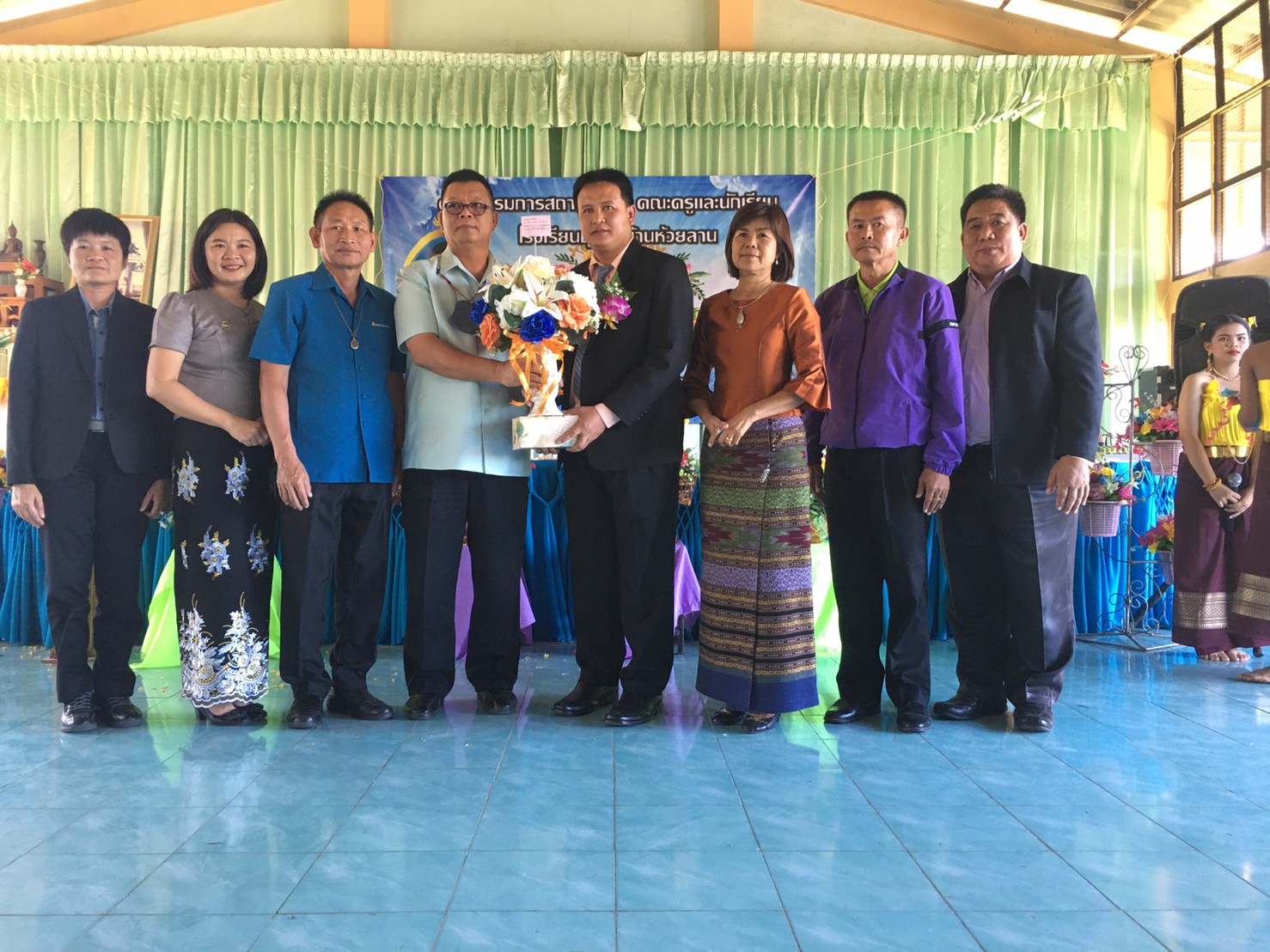 1605344976- ผอ_6.พรเลิศและครูจีราภรณ์_201114.jpg